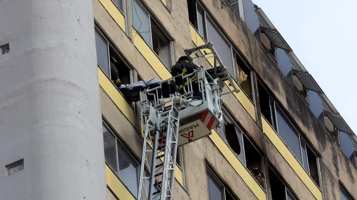 006 Rescatan cadáver del piso 18 tras incendio en Tlatelolco (1)